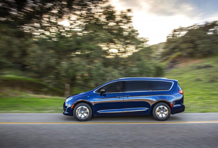  Chrysler Pacifica Hybrid Limited (RU) 2016 года  (фото 23 из 40)